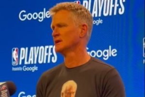 波波维奇将不在担任主教练！科尔赛前身穿“感谢波波”的T恤