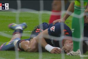 表情很痛苦！巴斯克斯铲射将对手踢翻，裁判吹罚他进攻犯规