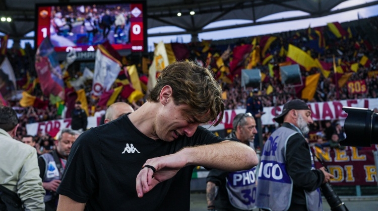 暖心🥹罗马球迷晒横幅支持此前在场上晕倒的博维，后者感动痛哭