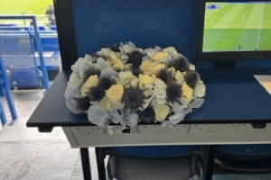 悼念🙏切尔西在去世记者的工作席上摆放鲜花