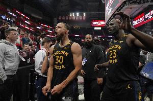 🫡勇士首轮7战总得分725分 他们将为有需要的家庭捐赠72500份饭