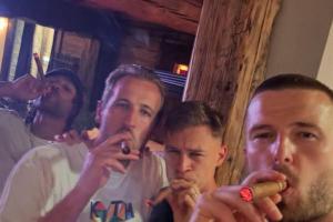 😊还是很兴奋！凯恩：昨晚庆祝太美好，赢得首个冠军感觉很甜蜜