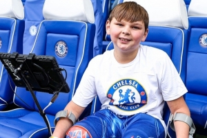 温情善举！10岁双腿截肢男孩被切尔西&利物浦邀请到斯坦福桥观赛