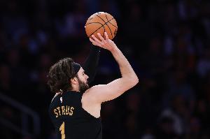 外线有谱！斯特鲁斯半场三分7中4贡献14分5板3助 正负值+3