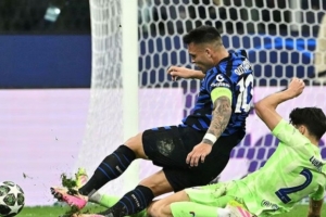 前裁判：库巴西看似解围但并没解围，而是将劳塔罗绊倒，这是点球