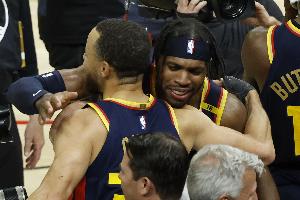 😲Captain！On your left！希尔德化身库里！5三分轰24分破客场