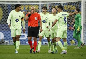 不满判罚！每体：巴萨更衣室群情激奋，拉波尔塔不满裁判和欧足联