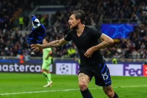 达米安：阿切尔比绝平前叫我留在此地不要走动，然后自己冲上去了