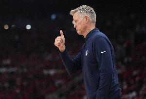 顺便创个纪录！科尔季后赛上半场使用14人轮换 有统计以来首次