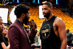 16冠军成员！香波特来到现场给骑士加油 与老队友TT交流