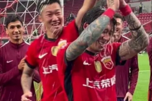 来自球迷的祝福👏赛后为张琳芃唱生日快乐歌