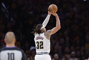 美记：我们真是糊涂了采访时居然没提戈登&他的球技简直疯狂进化