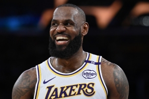 杨毅：詹姆斯是历史第1个在3队拿冠军+FMVP球员 他走的是自己的路