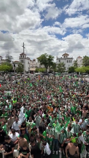 贝蒂斯晋级欧协决赛💚球员们回到主场接受成千上万的球迷的欢呼