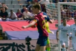 前裁判：德容确实有疑似手球的动作，但接触更多是胸部而不是手臂