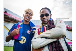 巴萨社媒晒亚马尔与歌手斯科特合照：新晋时尚组合