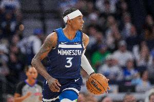 👍太好用了！麦克丹尼尔斯8中4拿下10分13板 篮板季后赛新高