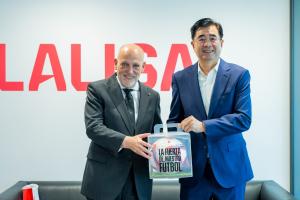 将开展深入合作！西甲主席特巴斯晒和中国足协主席宋凯合照