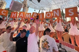 轻松加惬意！邮报：斯洛特在庆祝利物浦夺冠后前往伊比萨岛度假