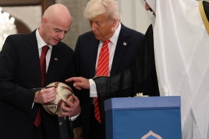 因凡蒂诺晒与特朗普&卡塔尔埃米尔合影：赠送特朗普世界杯足球