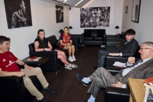 曼联官网：弗格森会见曼联基金会奖学金获得者，观看对西汉姆比赛