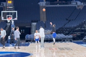 手痒😣库里投篮训练大部分时间都在看队友 离开前自己投了一球