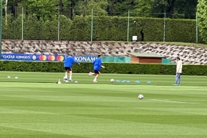 记者：劳塔罗单独训练，帕瓦尔、弗拉泰西、姆希塔良能赶上对蓝鹰