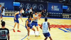 有约基奇那味了？😍杨瀚森帅气击地妙传穿越多人 队友上篮得手