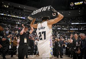 ESPN：穆雷今天一天都在做治疗 包括输液 开球前45分钟才确定出战