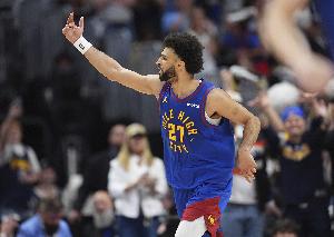 正负值+11全场最高！穆雷上半场13分3助攻 次节手感下滑5中1