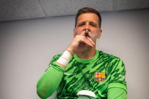 没抽华子😂退役复出夺三冠，巴萨官方晒什琴斯尼抽雪茄照