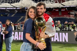 加盟半赛季先斩获1冠！K77社媒：冠军🏆❤️💙这里是巴黎！