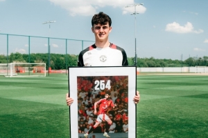 弗雷德里克森是曼联青训第254位一线队出场球员，获赠首秀相框