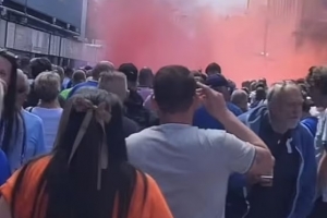 😂😂复仇成功！利物浦球迷在古迪逊公园捣乱，点燃红色烟火