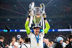 记者：库尔图瓦与皇马续约2年，包含1年续约选项