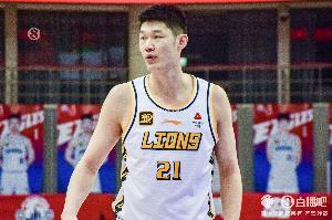 好在无碍！胡金秋呕吐治疗后重返赛场 上半场4中4拿到11分