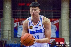 不太行！范子铭10中5拿到10分3板 出现2失误5犯规