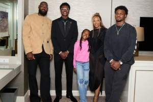 小儿子布莱斯盛装参加高中毕业晚会 詹姆斯为其佩戴手表⌚