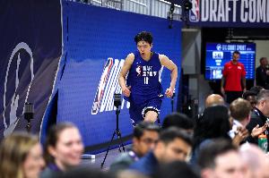 青岛翻译谈特训：8点半开始练2小时没休息过 还有2小时拉伸&力量