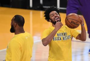 库克：早上10点训练我6点半到 结果詹姆斯已经练到满身是汗了