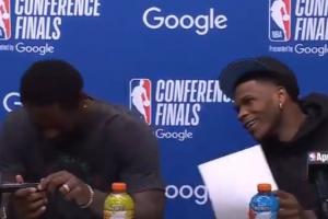 这是在笑谁😂？爱德华兹&兰德尔赛后看到技术统计都绷不住了...