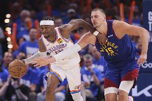 认同吗😜媒体更新季后赛评分：亚1约2字9卡10巴11詹21东25登28