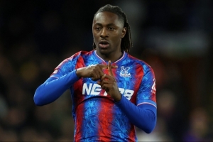 镜报：追维尔茨失败后拜仁关注埃泽，解约金6000万英镑+800万附加