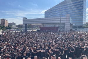 群情激奋！3000名米兰球迷围住米兰总部，抗议所有米兰俱乐部高层