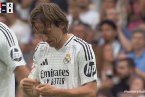 泪洒赛场！魔笛被换下&与克罗斯紧紧相拥，双方球员列队致敬