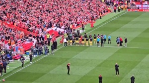 有爱！英超冠军利物浦和足总杯冠军水晶宫相互列队致敬对方！