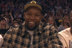 啊哦？杜兰特三天内连续两次观战洛杉矶火花的女篮比赛