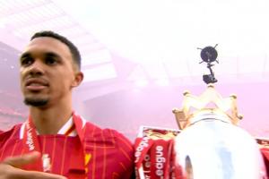 安菲尔德的孩子！阿诺德拍打队徽捧杯，现场球迷报以掌声！