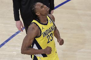 苏群:内史密斯崴脚后重回比赛 很可能是打了封闭或者吃了止疼药