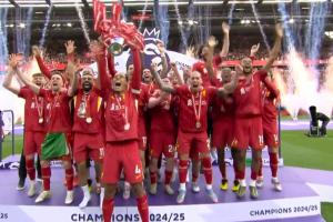 捧杯时刻🏆队长范迪克捧起利物浦第20座顶级联赛冠军奖杯